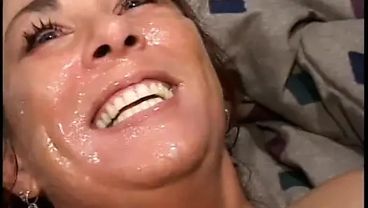 Rothaarige MILF mit dickem hintern liebt es, von 4 geilen männern im gangbang zu werden