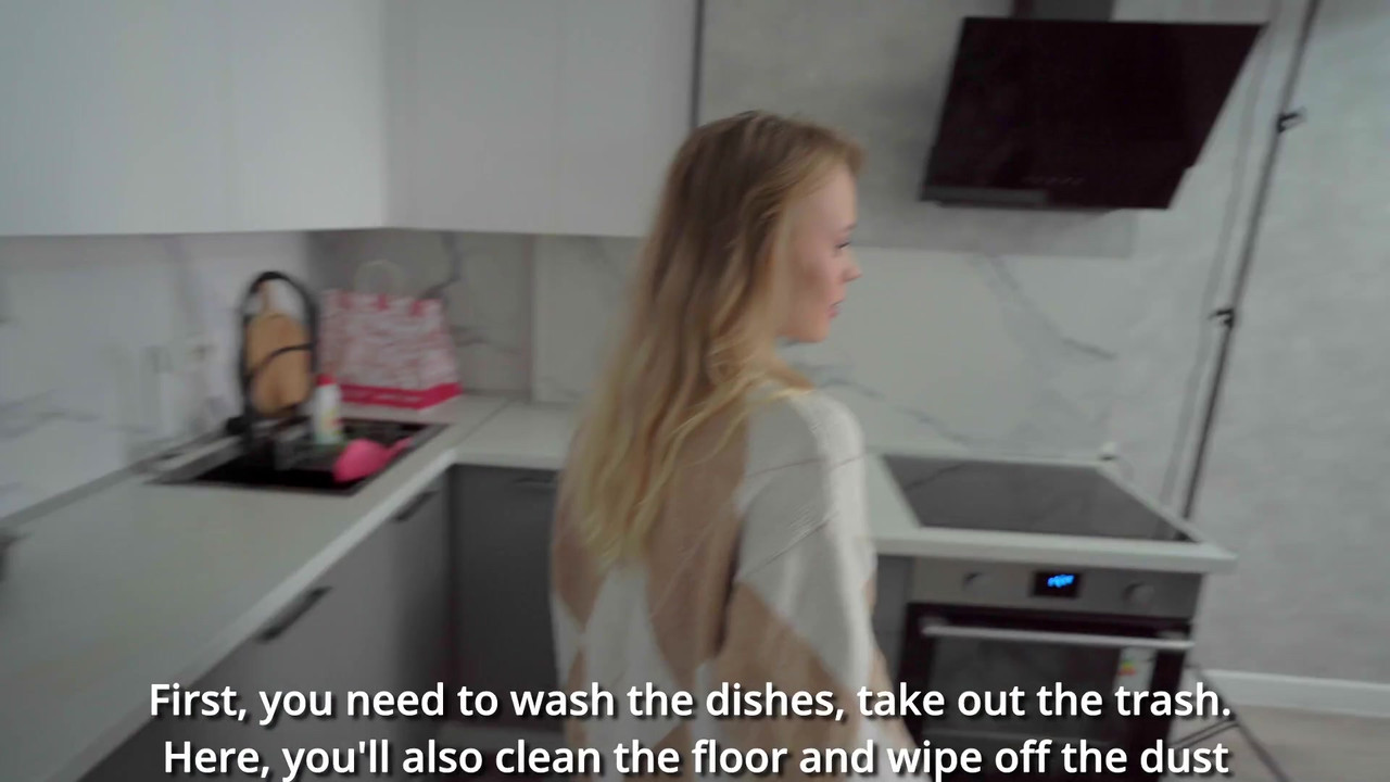 新来的女仆做不好，所以她不得不操她的小穴并在嘴里射精