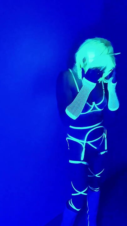 สาวสองนีออนในชุดชั้นใน