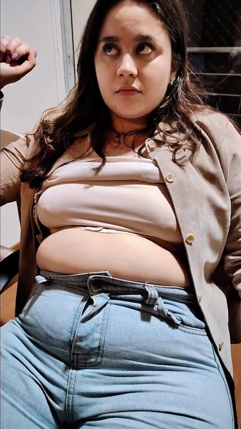 POV: Η παχουλή ταΐστρα Nicole ρουφάει το πουλί σου