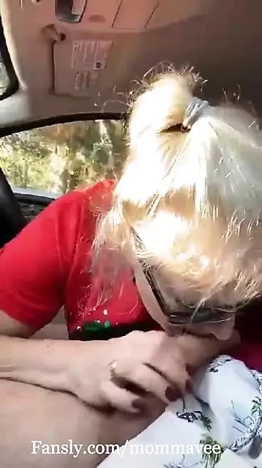 爸爸爱我。我在公路旅行中拉到路边，套弄他的大鸡巴。我爱爸爸！