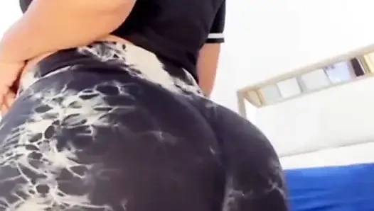 Mein riesenarsch in sehr kleinen shorts