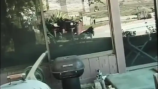 Черные лесбиянки с большими сиськами лижут киску, трахают пальцами в саду