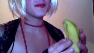 Transvestit, rauchende Blowjob-Bananenpraxis