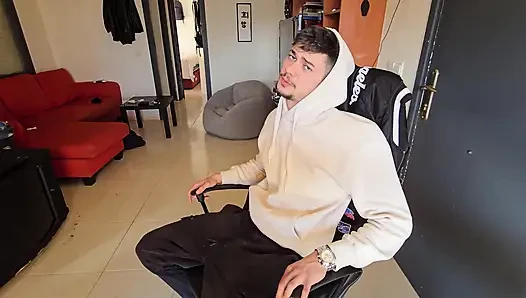 Er masturbiert allein zu Hause mit einem großartigen Spermaspritzen
