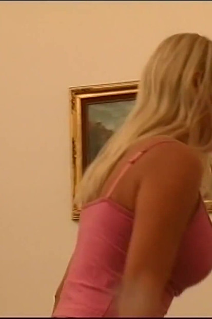 Wunderbare vollbusige MILf gefickt und von zwei großen amateur-schwänzen in den mund abspritzen