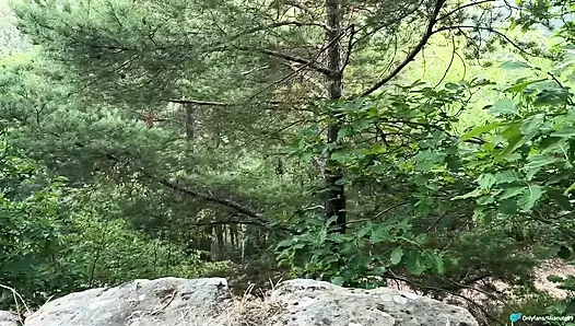 Симпатичный незнакомец застукал меня в лесу. Дрочка со спермой на ступнях