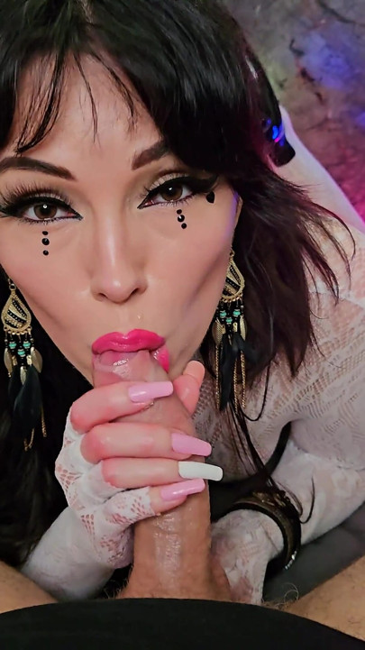 Em primeiro plano - Venusiana Beleza em um body branco puxada para um orgasmo cósmico ejaculação facial completa