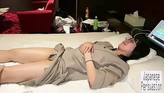 Quiet glasses mädchen - eine einfache massage, die zu einem privaten aufgenommenen moment wird