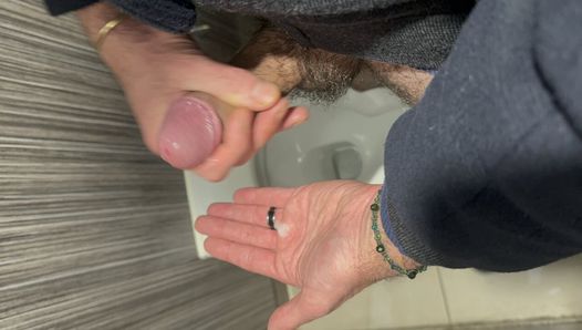 Ik neukte een hetero in toilet terwijl zijn vrouw aan het winkelen was