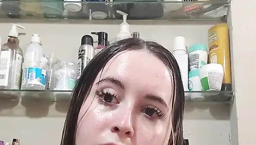 Mengeringkan Rambutku