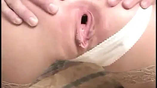 Küçük memeli esmer kadın sert bir yarağın tadını çıkarıyor