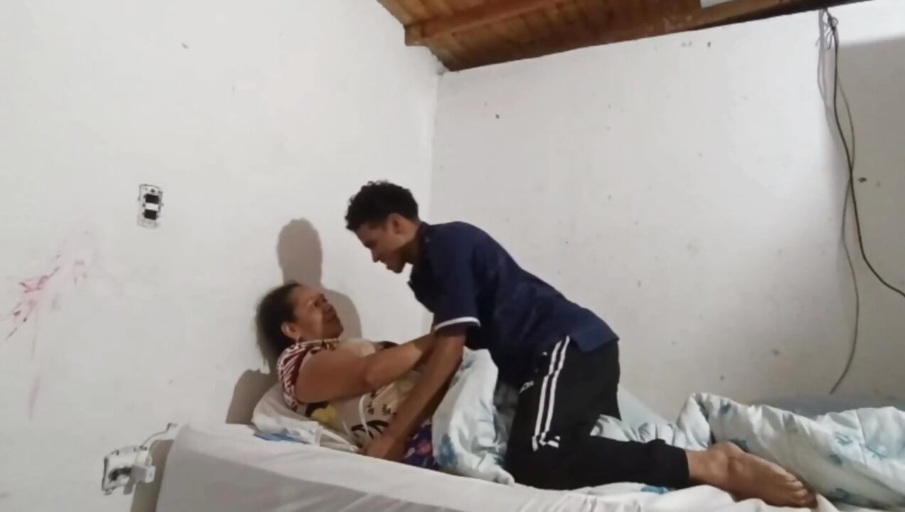 J’ai eu des rapports sexuels durs avec le cul de ma belle-mère alors qu’on était seuls