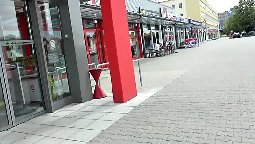 Si rambut cokelat pantat besar mendapat beban hangat yang indah di payudaranya