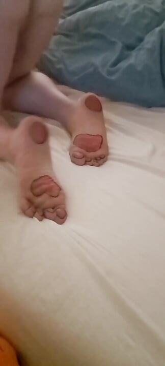 Saya mengecat kaki saya untuk kembali berbulu masturbasi dan ejakulasi di kaki saya