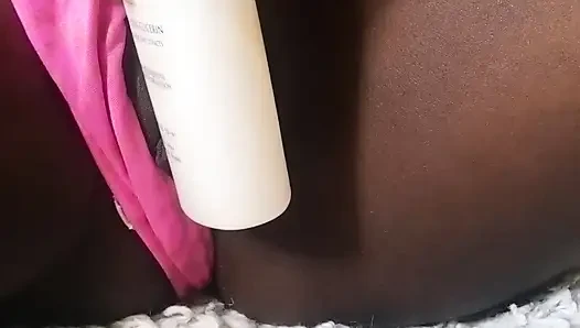 Cewek sange ini lagi asik muasin memeknya sendirian di rumah!