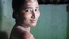 Swathi naidu đang tắm