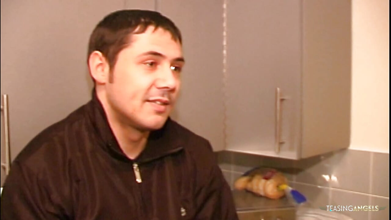 Puni joj grlo vrućom spermom, tip zadovoljava nestašnu plavušu u čarapama