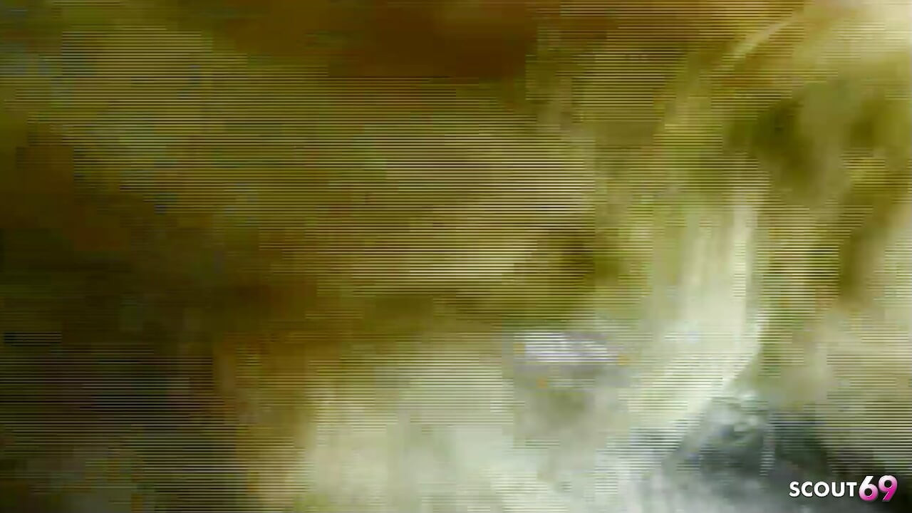 Блондинку-транссексуалку трахают в лесу в ее тугое очко