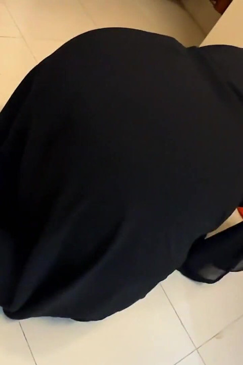 Mısırlı ateşli üvey anne temizlerken dolaba sıkışıyor ve anal sikişmek için büyük götünü açıyor