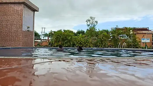 Havuzda yüzen sperm, suda sert seks, çifte orgazm