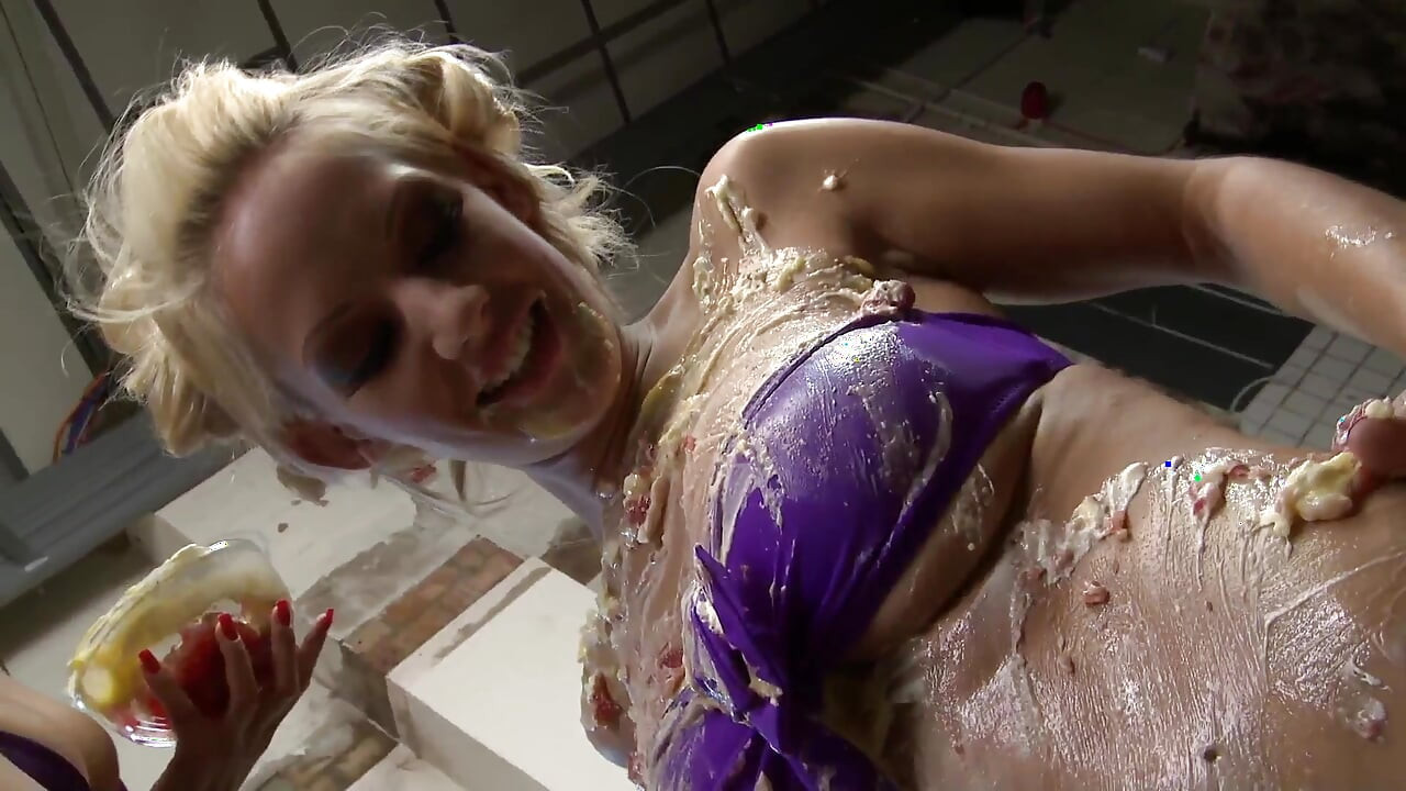 Lou Lou and Sensual Jane are horny lesbians who tongue pussy