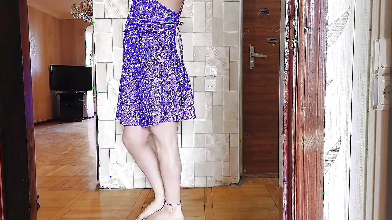 Slatki femboy hoda bos kroz rosnu travu