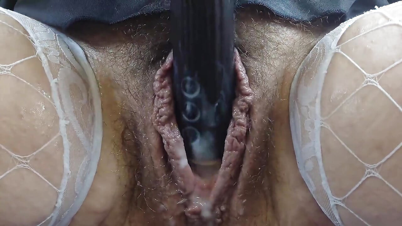 Mâini cremoase cu ciorapi albi și orgasm cu vibrator