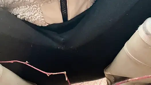 Kencing seksi di hutan sangat keren