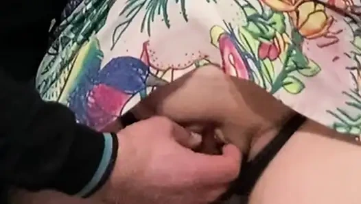 Völliger fremder reibt rasierte muschi in der U-bahn