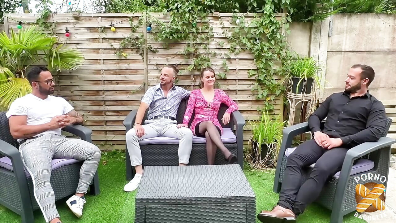 Chat en mini, belle fille, veut deux bites pour la baiser