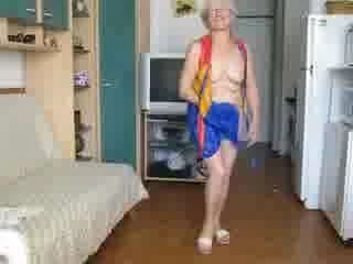 Granny Shows Under Her Dress: Amateur Amateur Porn | xHamster