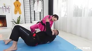 Tengere tienerspinner Selina Imai leert Jiu-Jitsu en hoe ze een enorme pik moet neuken