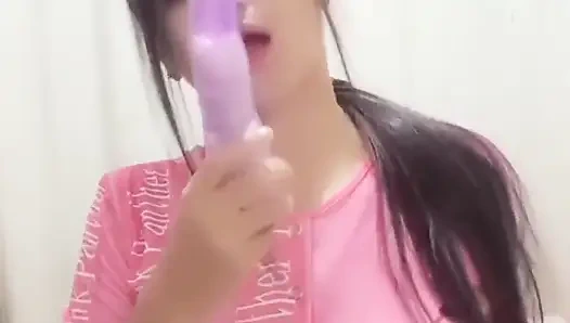 Моя мачеха заставила меня вылизать ее задницу