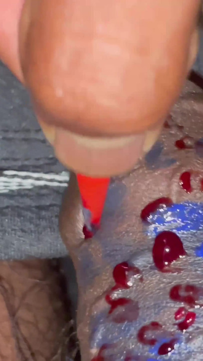 赤いコーンの硬い黒いペニス |クリップ2