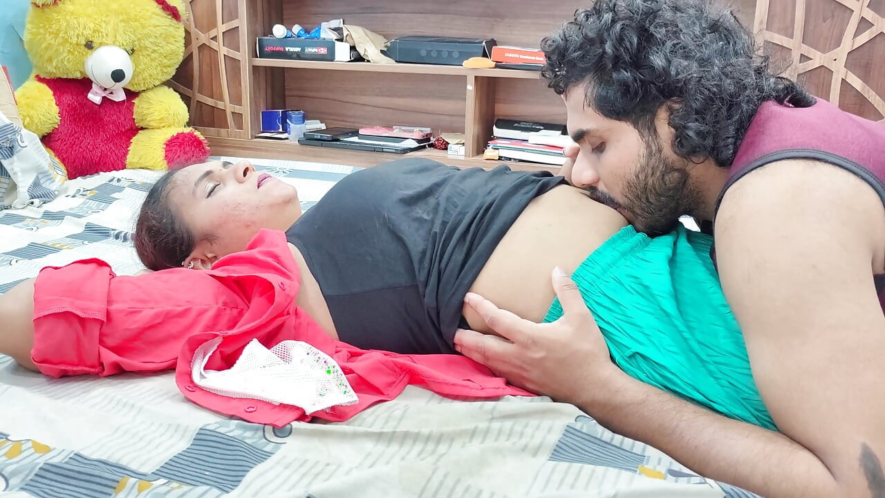 Lip lock dengan ketiak menjilati dan menjilati romansa pusar di tempat tidur