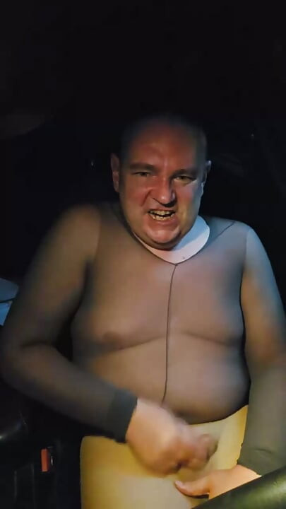 Pantyhoseslave Thomas Katz กลืนควยเล็ก ๆ และน้ําแตกในถุงน่อง