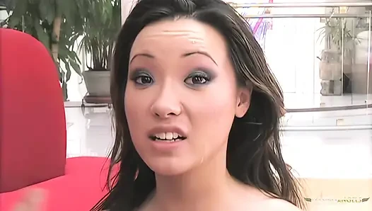 Sexy Miko hat vergnügen, ihre attraktiven genitalien auf dem Sofa im wohnzimmer verwöhnen zu lassen