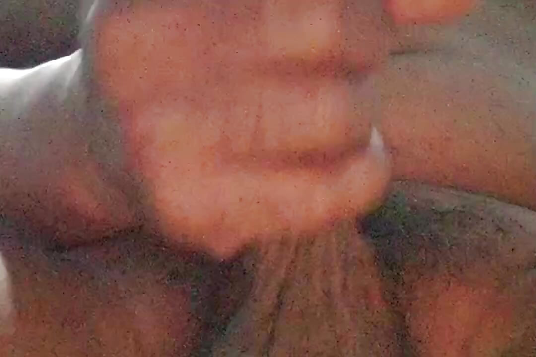 Sperma mi je masturbirala penis i patlidžan mi je ušao u šupak