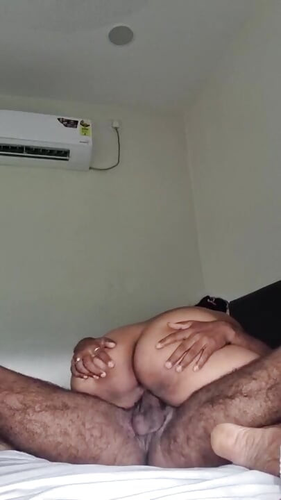 Meu melhor amigo vem à minha casa e depois vê buceta