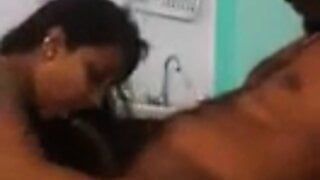 Sexy insegnante di Kerala, tette di pompino accarezzano baci studente