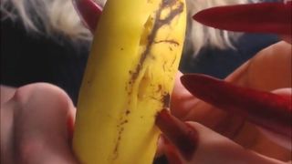 Katiegodess unghie rosse lunghe e affilate che graffiano la banana