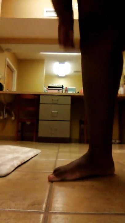 Femeie mare și țâțoasă se joacă cu pizda ei