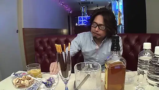 Asiatisches mädchen lässt sich auf einer junggesellinnenparty gefickt werden