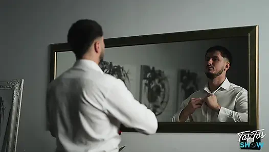 Великолепную брюнетку трахает ее массажист - ролевая игра Laura