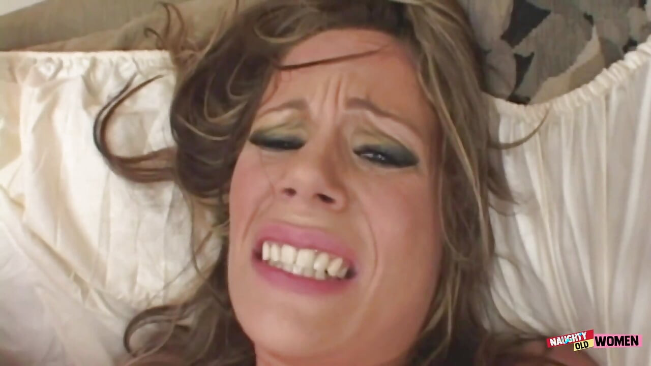 Această brunetă țâțoasă perfecțiune este o mamă sexy care călărește pula în Prim-ul ei