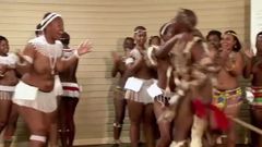 Oben-ohne-Zulu-Mädchen mit dicken Hintern und Möpsen sehen glücklich aus