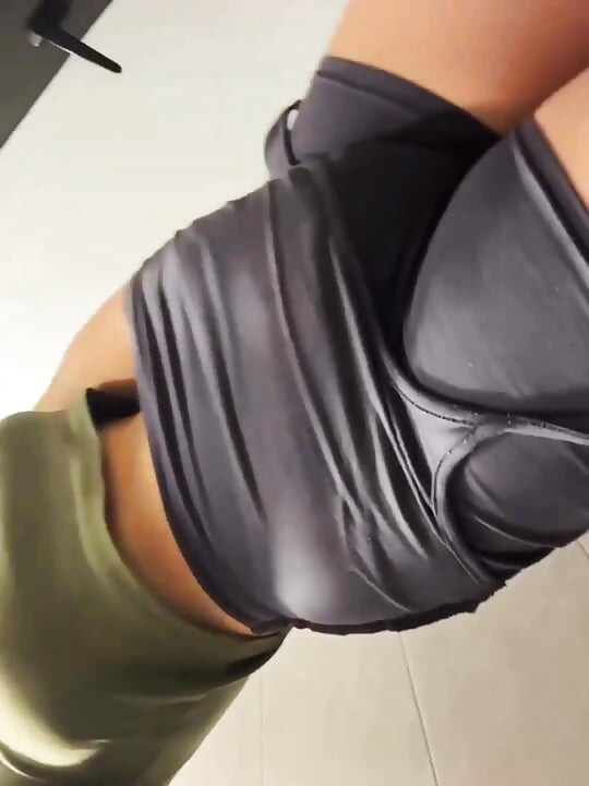 Esguicho anal tão quente no shopping e dedilhando buceta rosa