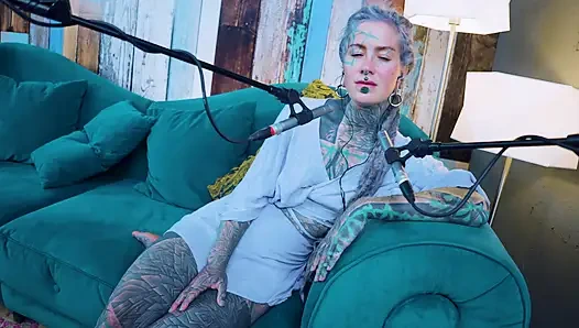 Ich spreche über F - Fear - ASMR podcast SFW spricht goth dünnes mädchen dreadlocks tattoo-modell inked mädchen