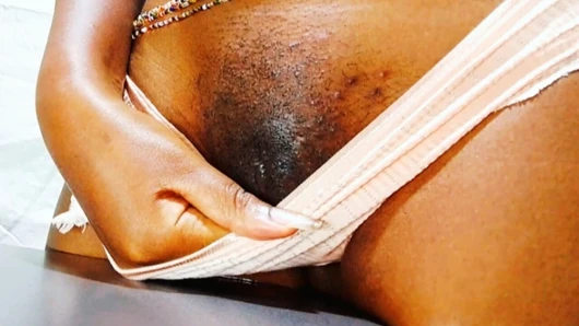 Weibliche masturbation mit einem tisch! Heißes sexy schätzchen gießte beim masturbieren Wasser auf den tisch. Sie genoss selbstdruck, heiß und nass
